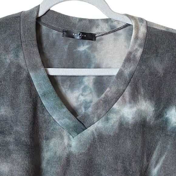 21 SAINTS Wm’s Sz Med Grey Tie Dye V Neck Rounded Hem Soft Top Sweater - Picture 2 of 4